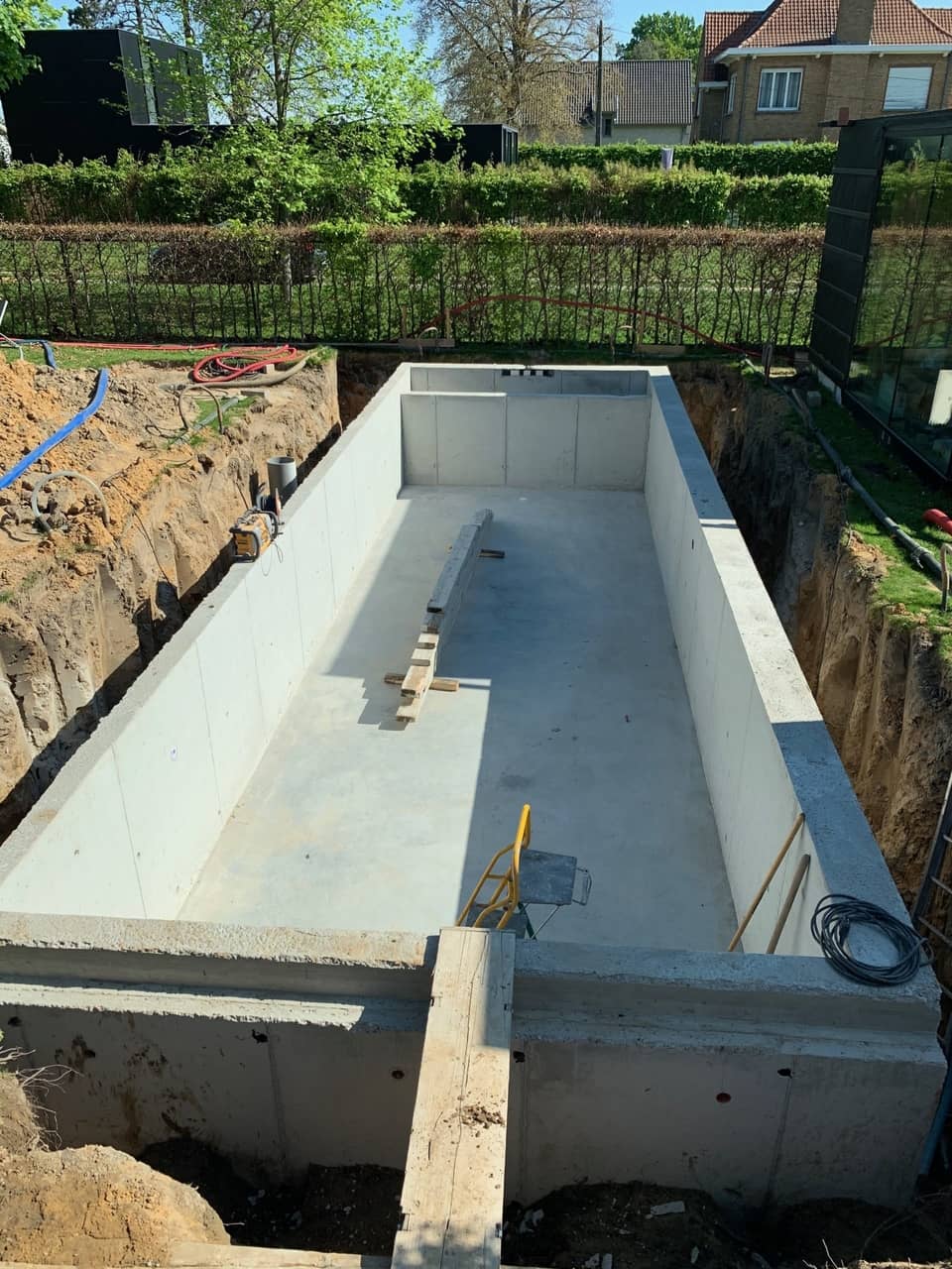 Werken aanleg van betonzwembad